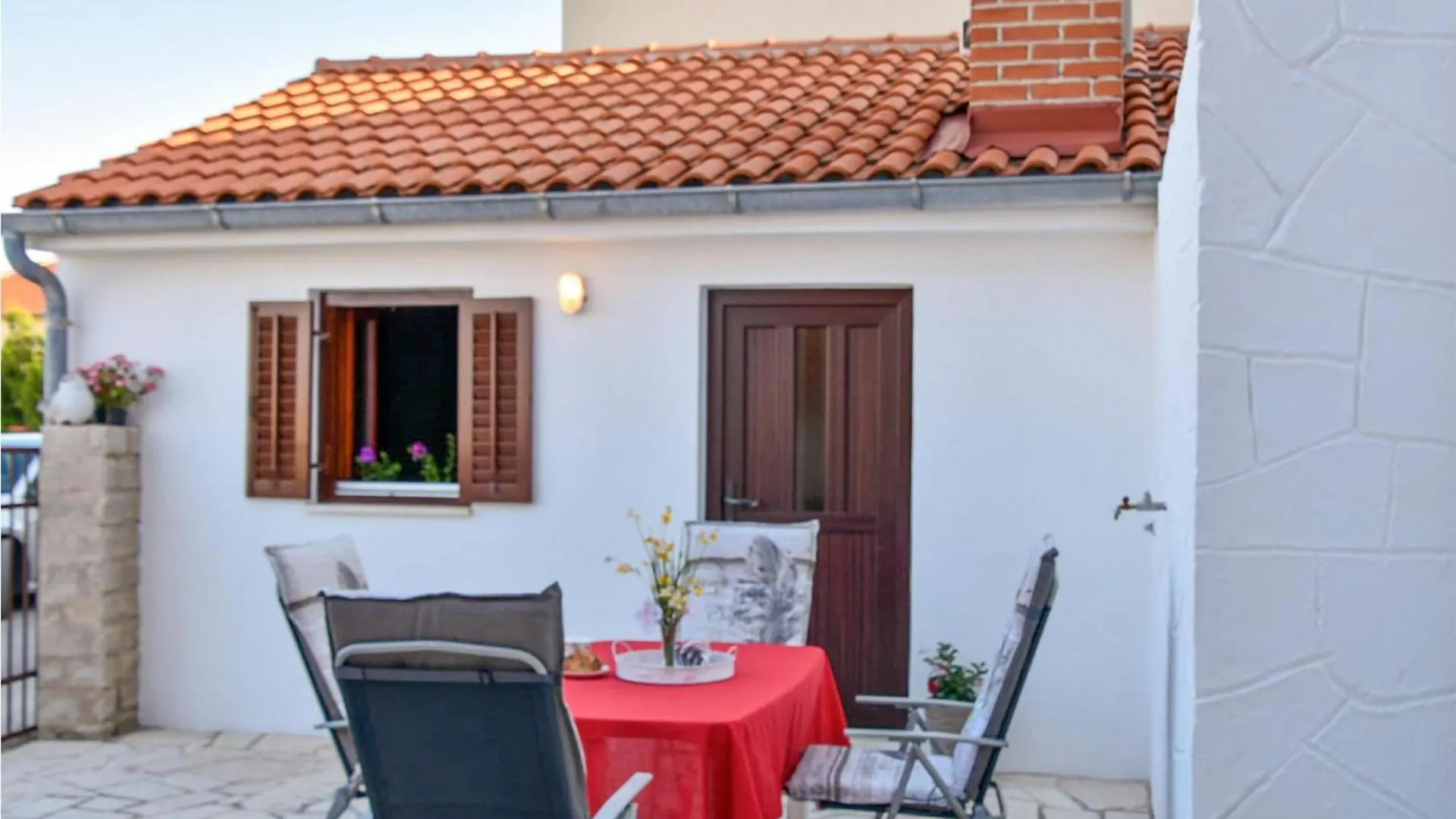 Pet Friendly Home In Nin With Kitchen
